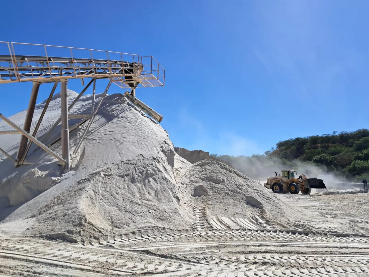 Gesso agrícola a granel sendo movimentado