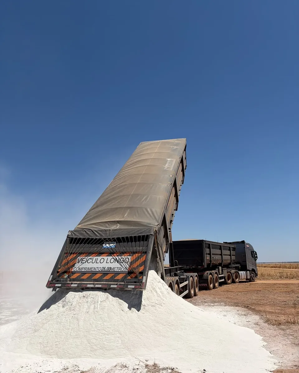 Gesso agrícola sendo descarregado a granel no destino